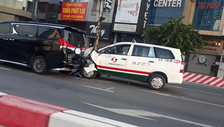 Xe taxi tông đuôi MPV hạng sang Lexus LM hơn 10 tỷ đồng tại đường Nguyễn Hữu Cảnh