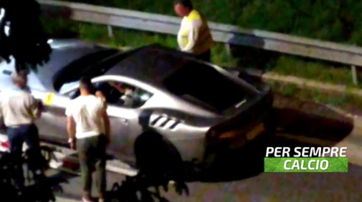 Video: Cristiano Ronaldo lặng lẽ chuyển bộ sưu tập xe đi khỏi biệt thự ở Ý lúc rạng sáng