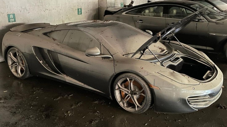 Hình ảnh chiếc siêu xe McLaren MP4-12C bị ngập nước và hỏng hoàn toàn khiến nhiều người xót xa