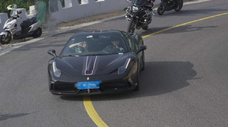 Bị cư dân mạng "tố" lái siêu xe Ferrari đè lên vạch liền, nam diễn viên "dính phạt"