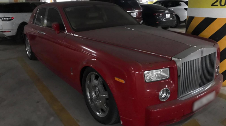 Ảnh hưởng dịch Covid-19, Rolls-Royce Phantom màu đỏ đầu tiên về nước phải làm bạn với bụi tại hầm đỗ xe
