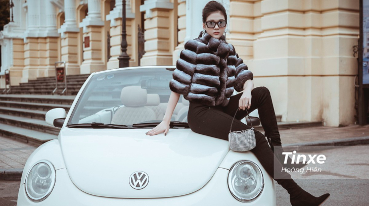 Cô nàng kiêu sa bên Volkwagen Beetle Convertible