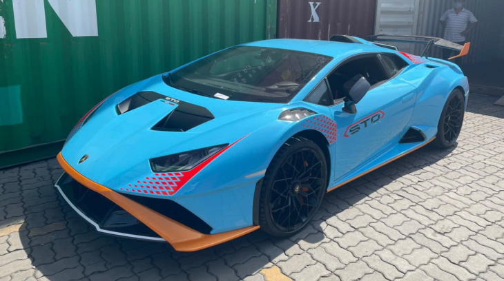 Xuất hiện hình ảnh khui công siêu xe Lamborghini Huracan STO tại Việt Nam
