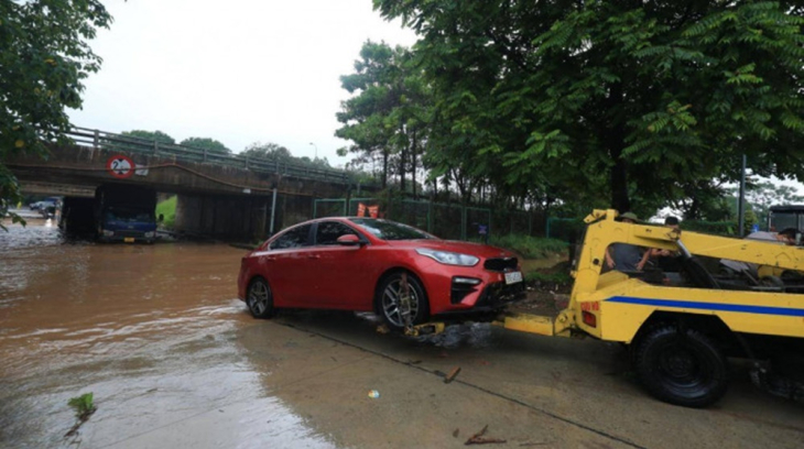 7 điều cần lưu ý trước khi quyết định lái xe vượt qua con đường ngập nước