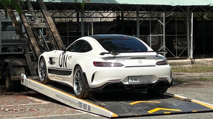 Xuất hiện hình ảnh siêu xe giới hạn Mercedes-AMG GT R Pro của "Qua" Vũ được mang đi bấm biển