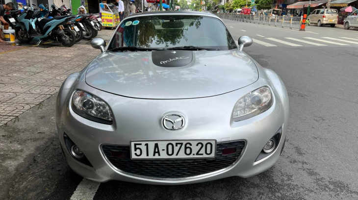 Để hàng chục siêu xe, xe hypercar ở nhà, "Qua" Vũ dạo phố cùng Mazda MX-5 Miata thế hệ cũ