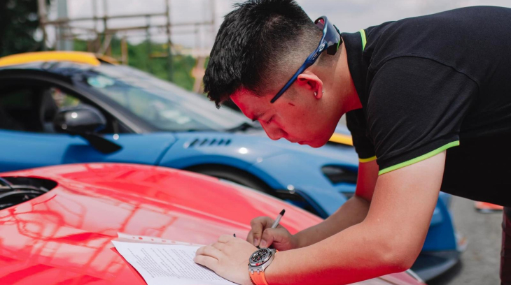 Xem Tống Đống Khuê drift trên siêu xe Ferrari 458 Italia