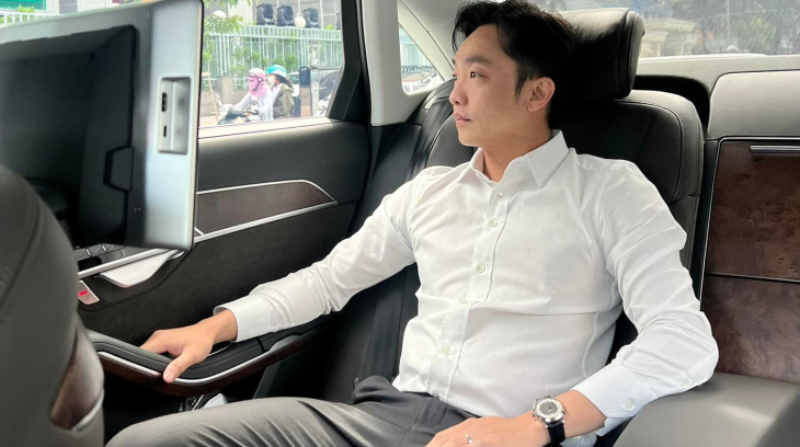 Trở lại công việc, Cường "Đô-la" nhanh chóng trải nghiệm cảm giác ông chủ trên xe sang Audi A8L 2022 mới tậu