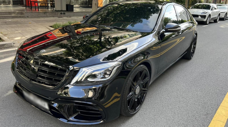 Chủ nhân "cải lão hoàn đồng" cho xe Mercedes-Benz S400 qua 2 bản độ khác nhau