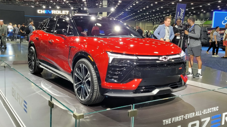 Cận cảnh Chevrolet Blazer EV - đối thủ của VinFast VF8: Bán ra từ 2023, lăn bánh 515 km sau khi sạc đầy pin