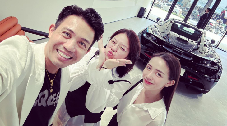 Minh "Nhựa" khoe ảnh dẫn 2 cô con gái rượu đi xem siêu xe, dân mạng phán "hổ phụ sinh hổ tử" không sai