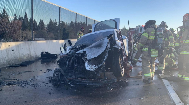 Cần tới 3 xe cứu hỏa với lượng nước gấp 10 lần bình thường để dập tắt đám cháy của ô tô điện Tesla