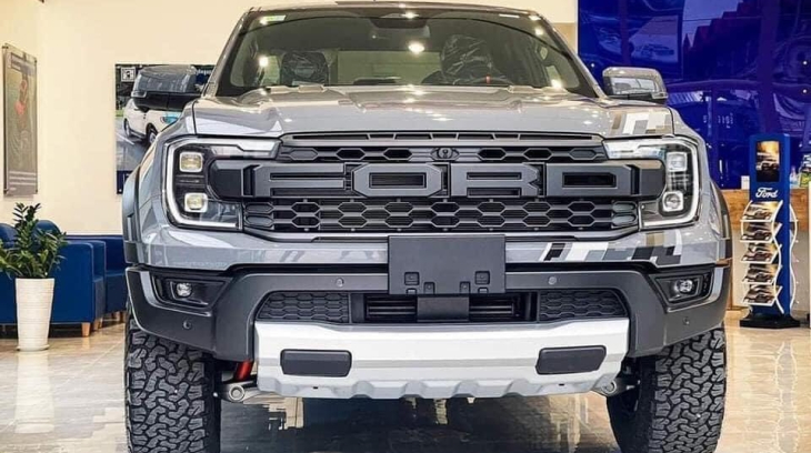 Sale vẫn nhiệt tình chào Ford Ranger Raptor 2023 bản V6 khiến không ít khách hàng lăn tăn