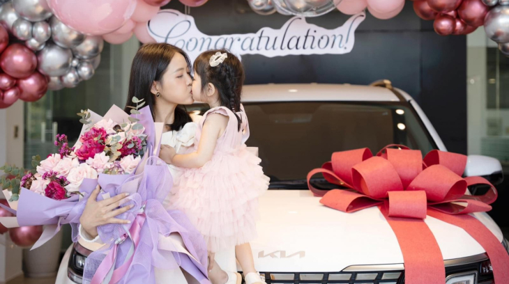 Á hậu Trương Mỹ Nhân tậu KIA Carnival để có thể chở con gái đi chơi xa