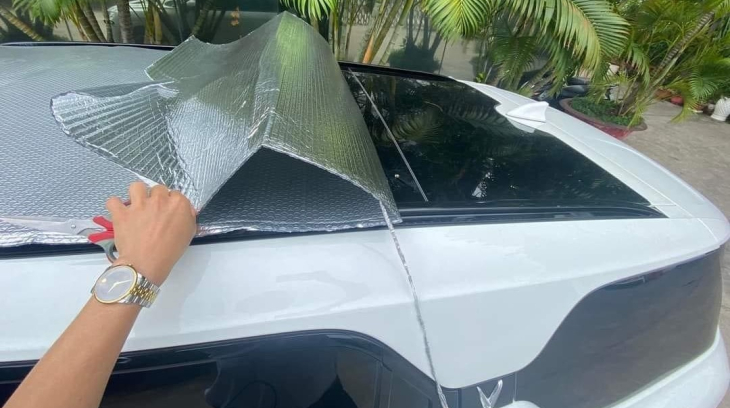 Cửa sổ trời: Mỗi năm đến hè lại rộ lên tranh cãi kịch liệt, người khen sang trọng, kẻ chê vô dụng thừa thãi