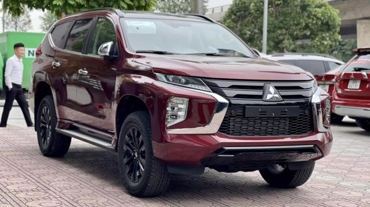 SUV hạng trung Mitsubishi Pajero Sport màu đỏ mới cập bến đại lý, thêm trang bị, giá không đổi