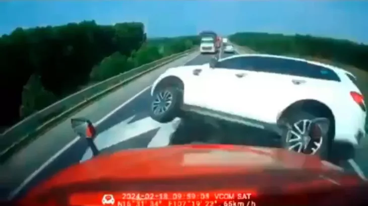 Video quay khoảnh khắc vụ va chạm liên hoàn xảy ra trên cao tốc Cam Lộ - La Sơn khiến 3 mẹ con tử vong