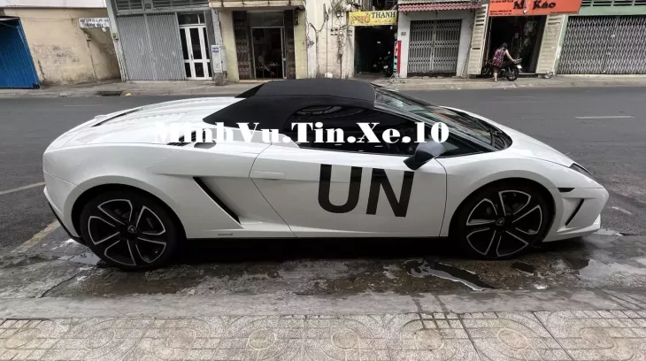 Mua về 8 năm nhưng siêu xe này chỉ mới được "Qua" Vũ cầm lái lần thứ 2, nội thất còn mới tinh