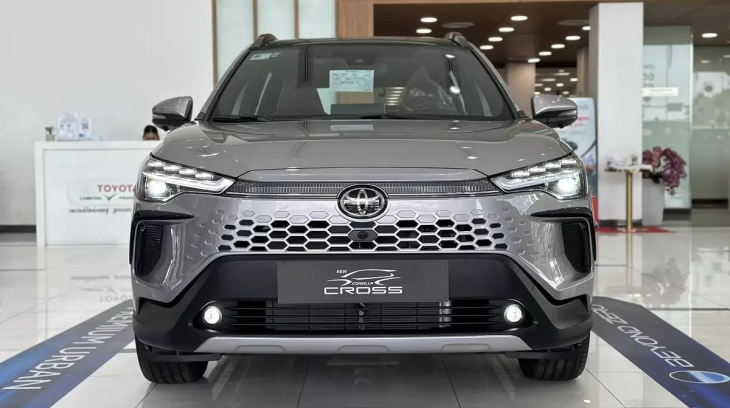 Chưa chính thức ra mắt thị trường Việt Nam, Toyota Corolla Cross 2024 đã bị "bán bia kèm lạc" tại đại lý