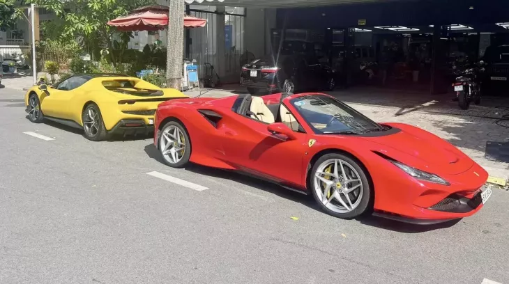 Cặp đôi siêu xe Ferrari 2 màu sắc đặc trưng trên đường phố quận 7, tổng giá trị gần 50 tỷ đồng