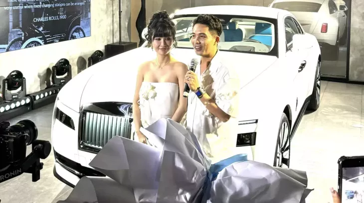 Xuất hiện video Minh "Nhựa" vén màn xe điện Rolls-Royce Spectre đầu tiên ở Việt Nam