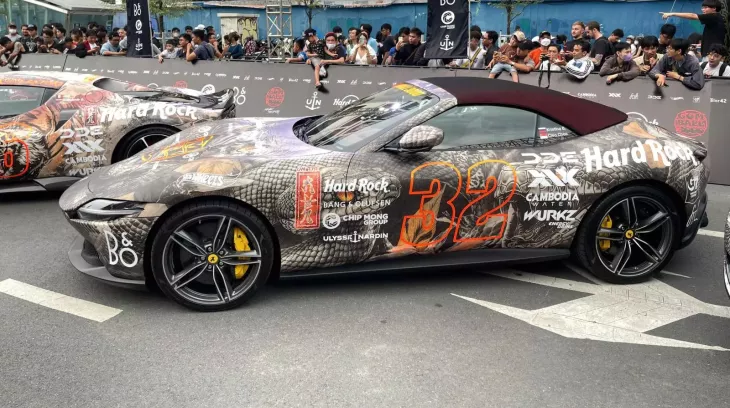 Chi tiết 2 siêu xe mui trần Ferrari Roma Spider đặc biệt ở Gumball 3000 2024: 1 xe do hot girl cầm lái