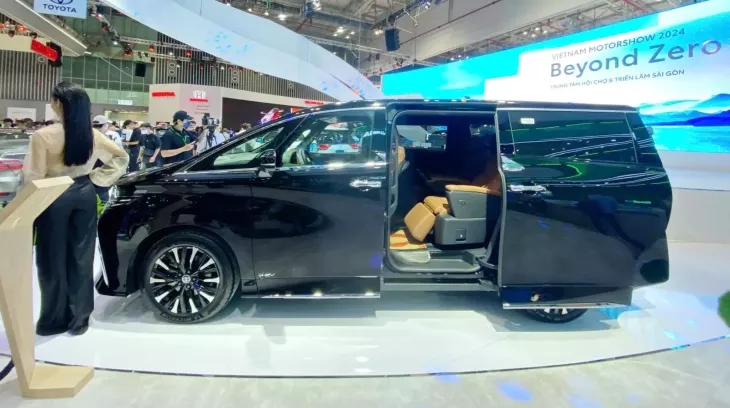 Ra mắt được 1 năm nhưng Toyota Alphard vẫn rất hot tại triển lãm VMS 2024