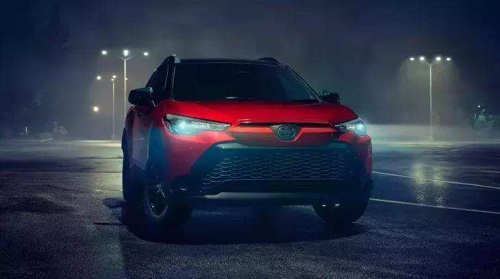 Toyota Corolla Cross 2025 "mượn" màu sơn đỏ đặc trưng của xe Mazda