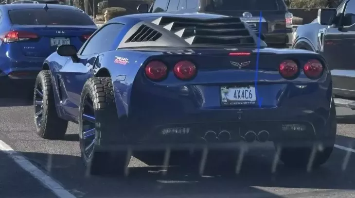 Sẽ ra sao nếu xe thể thao Chevrolet Corvette C6 lại lắp bộ bánh béo của xe địa hình?