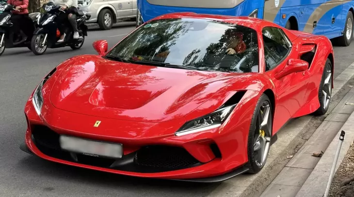 Cận cảnh Ferrari F8 Spider của hot girl tóc đỏ ở Hà Nội
