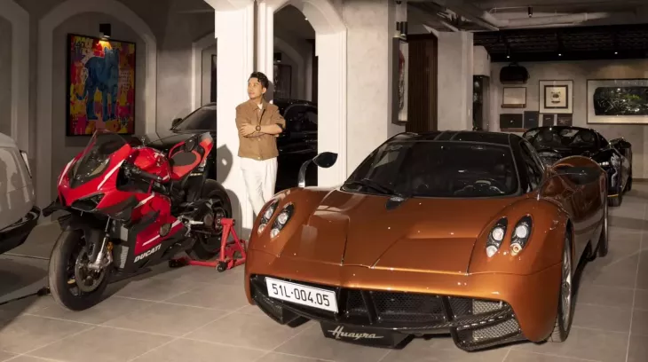 Minh "Nhựa" lại tung ảnh về garage xe đắt đỏ của mình: McLaren Elva đỗ phía sau Pagani Huayra nhưng