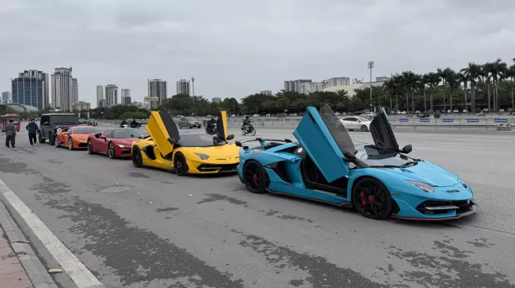 Dàn siêu xe tụ tập tại Hà Nội: 3 chiếc Lamborghini cùng 1 xe Ferrari mạnh gần 1.000 mã lực