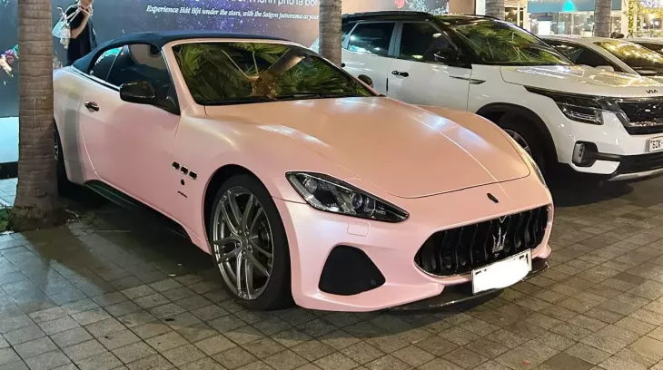 Xe mui trần Ý Maserati GranCabrio Sport lạ lẫm trên đường phố Tp.HCM