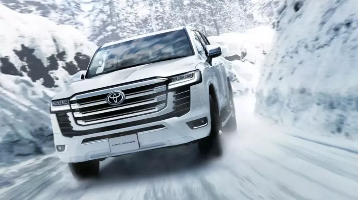 Toyota Land Cruiser LC300 2025 trình làng với trang bị nâng cấp, khách muốn mua cũng không được