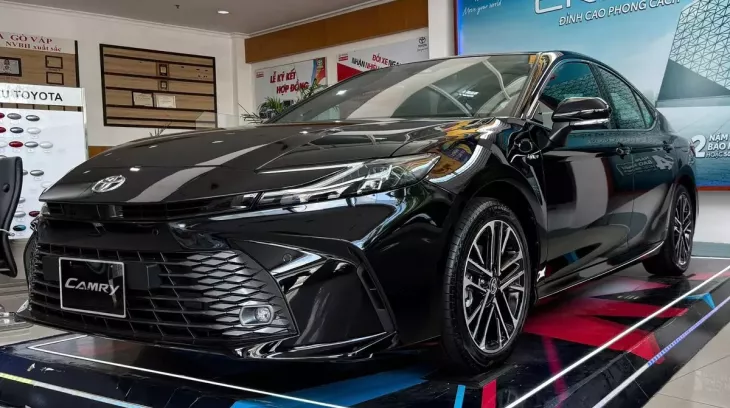 Toyota Camry được giảm giá đến 100 triệu đồng để giải phóng hàng tồn