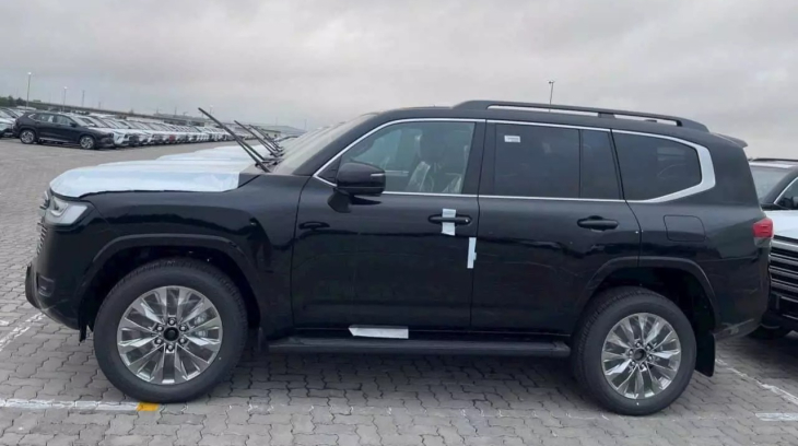 Ngắm thiết kế thực tế của Toyota Land Cruiser LC300 2025, giá từ 4,58 tỷ đồng, vẫn kèm "lạc" tại đại lý