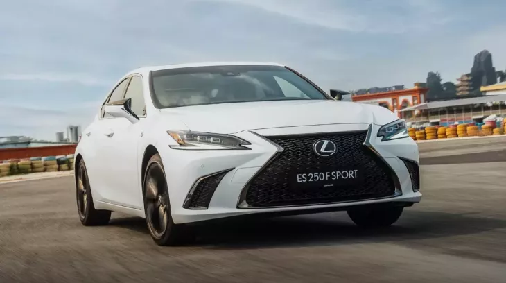 Sedan hạng sang Lexus ES được giảm giá niêm yết đến 260 triệu đồng ở Việt Nam