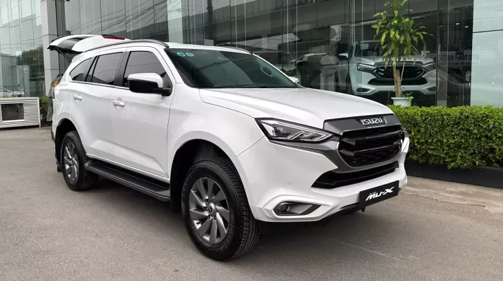 Isuzu mu-X được giảm giá chỉ còn 875 triệu đồng tại đại lý, rẻ ngang SUV cỡ C