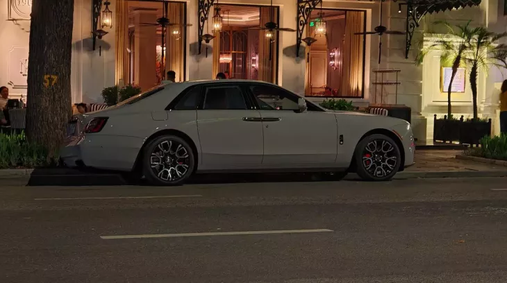 Rolls-Royce Ghost Black Badge thế hệ mới ẩn mình trên phố đêm ở Hà Nội