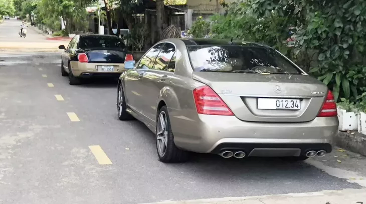 Bộ đôi "cỗ máy uống xăng" của đại gia Quảng Trị: Bentley Continental Flying Spur mang màu lạ, Mercedes-Benz S63 AMG biển đẹp