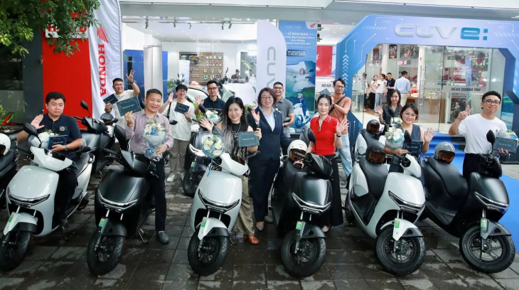 Honda bàn giao những chiếc Honda CUV e: đầu tiên đến tay khách hàng thuê xe