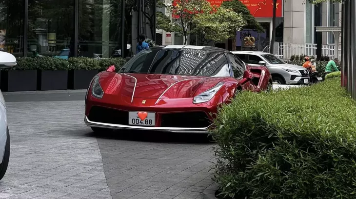 Ferrari 488 GTB mang biển số Hà Nội xuất hiện tại Tp.HCM