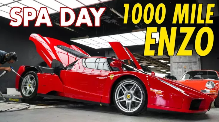 Xem thợ chăm sóc Ferrari Enzo hơn 23 năm tuổi nhưng chỉ mới lăn bánh 1.698 km