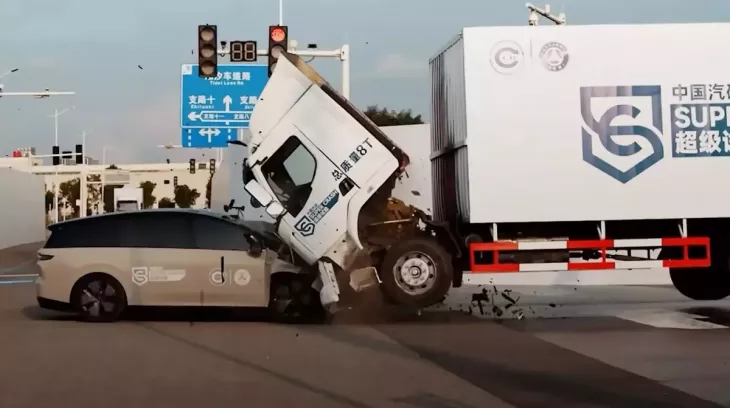 Hãng xe Trung Quốc gây tranh cãi khi nhấc bổng ô tô tải 8 tấn để quảng cáo xe mới ra mắt