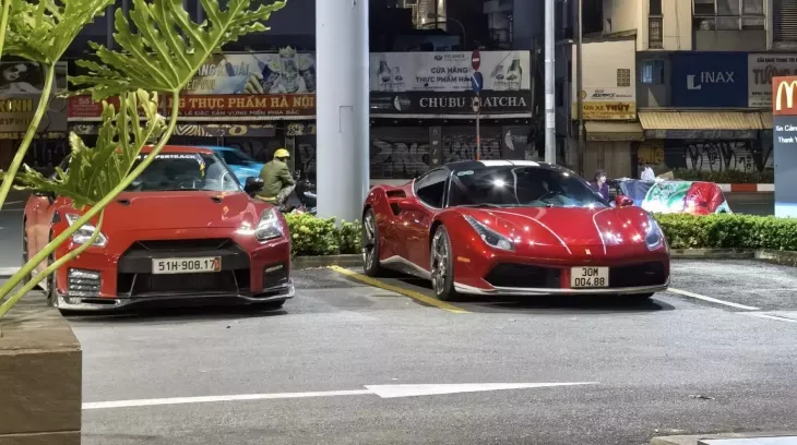 Cặp siêu xe màu đỏ đẹp mắt đi "ăn đêm" ở Tp.HCM: Nissan GT-R vẫn có sức hút riêng bên cạnh Ferrari 488 GTB
