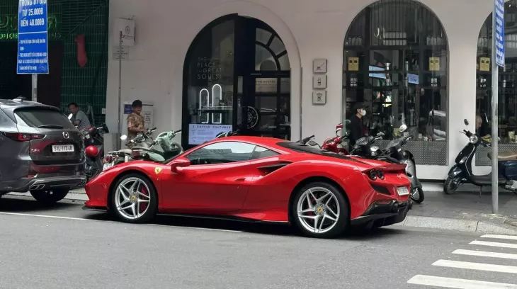Ferrari F8 Tributo của tiktoker nổi tiếng xuất hiện trên đường phố Tp.HCM