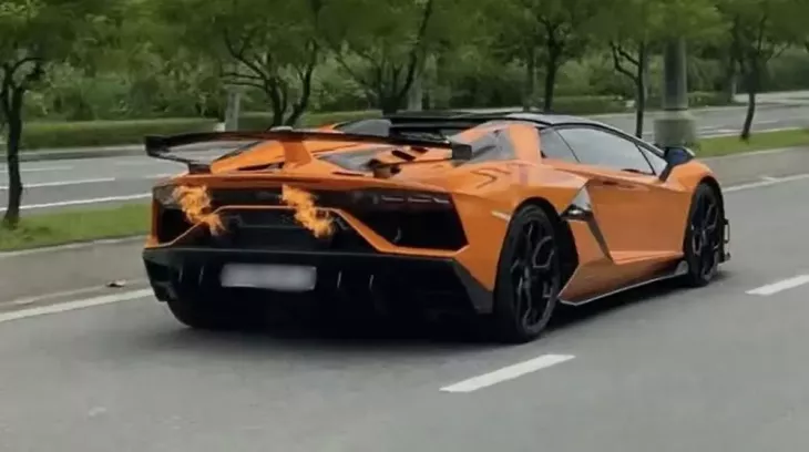 Lamborghini Aventador SVJ Roadster tăng tốc trên đường phố Sài thành khiến ống xả "phun lửa"