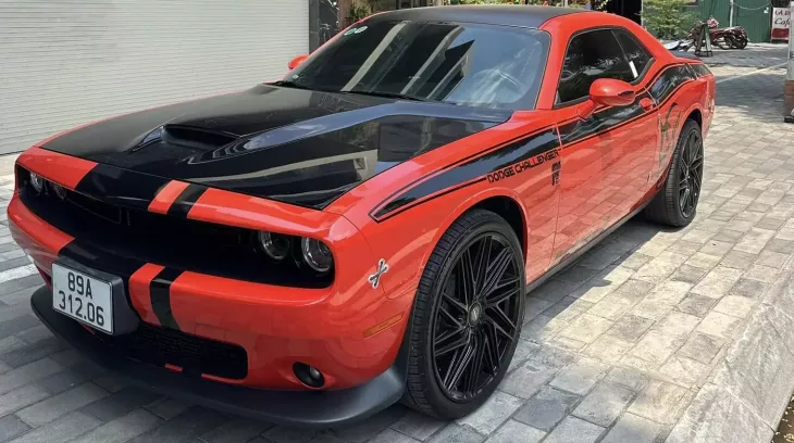 Dodge Challenger lạ mắt mang biển số của tỉnh Hưng Yên