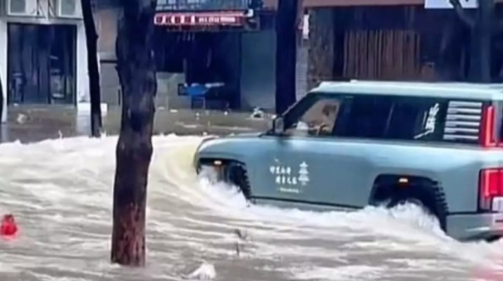 BYD Yangwang U8 lội nước trên đường ngập tạo sóng lớn, làm vỡ kính cửa hàng, biến dạng cửa cuốn