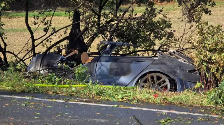 Hai đứa trẻ tử vong trong vụ cháy ô tô điện vì tay nắm cửa không mở được